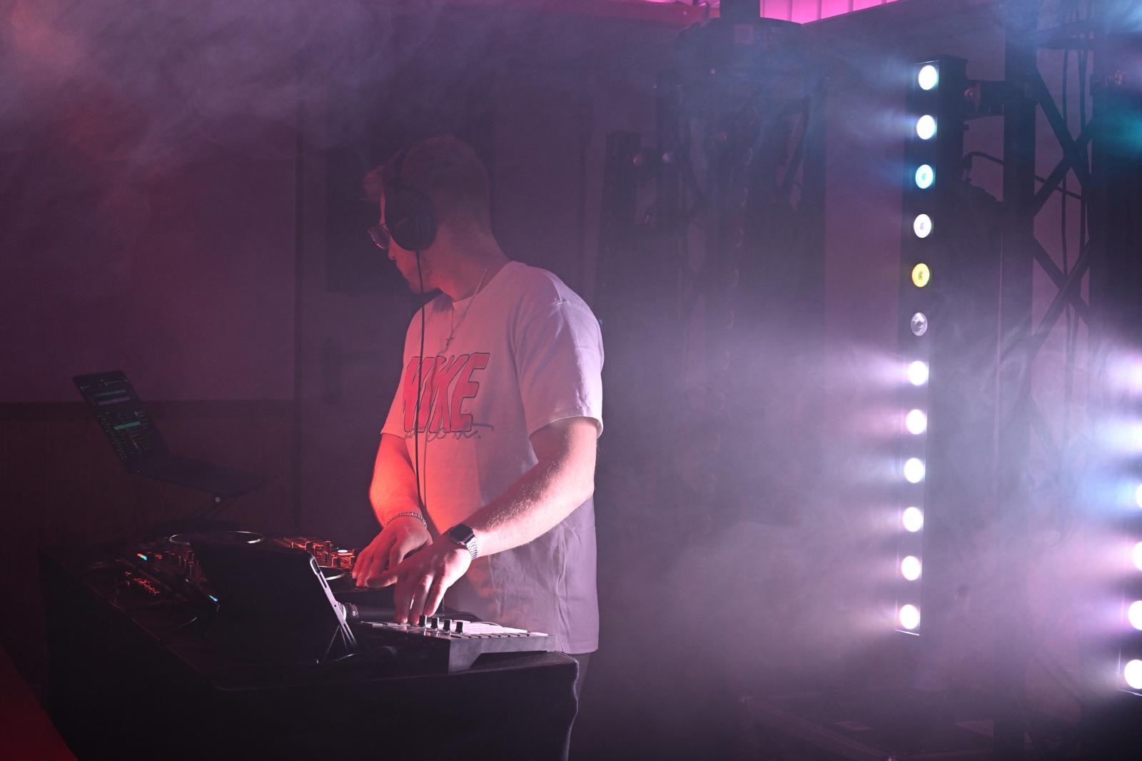 DJ im Nebel vor LED-Leisten