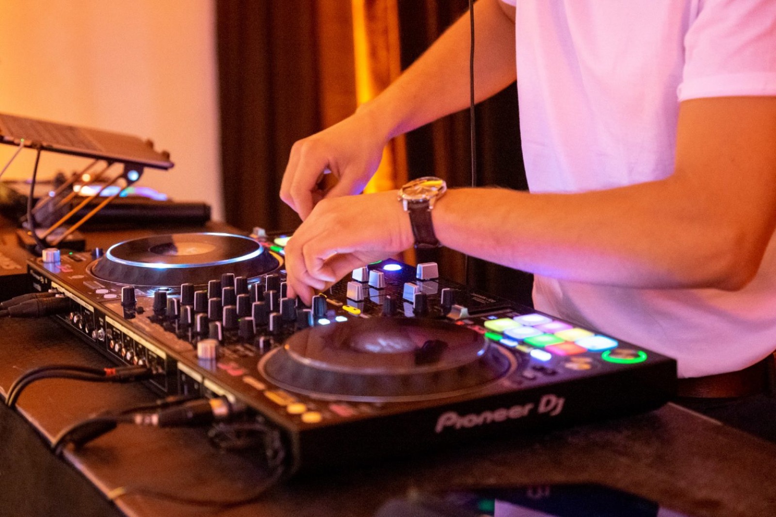 Hände eines DJs am Pioneer-Mischpult